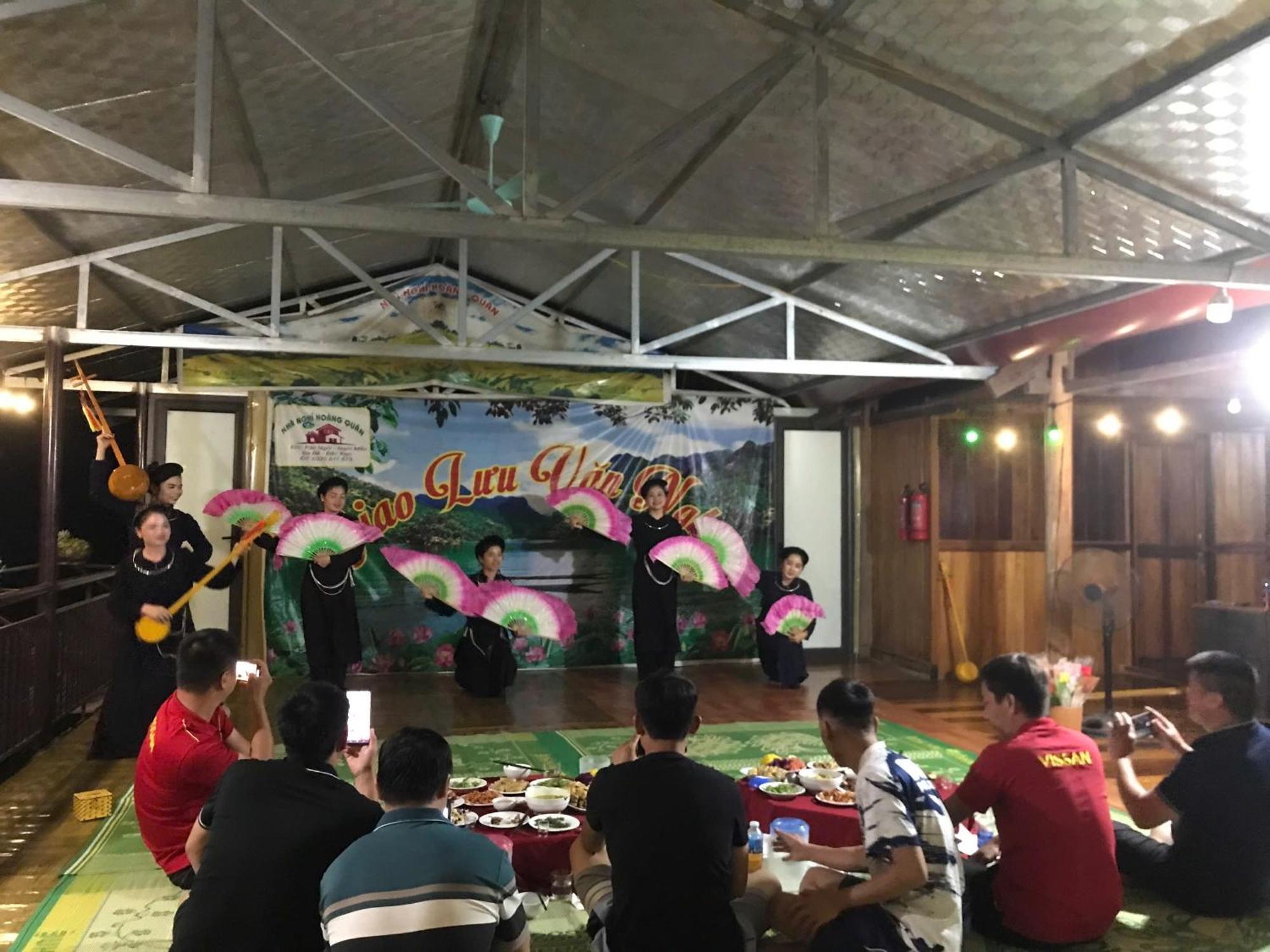 Ba Be Hoang Quan Homestay מראה חיצוני תמונה